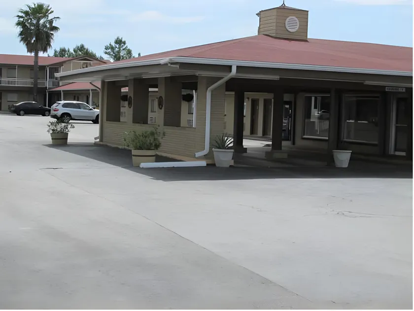 Lufkin Inn - Image 1