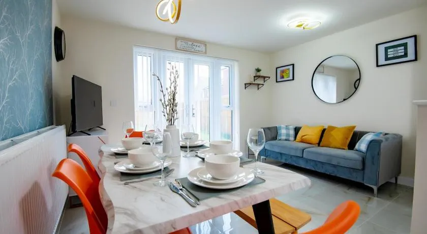 Luxury 5BDR with City Access, Free Parking and Wi-Fi - Image 1