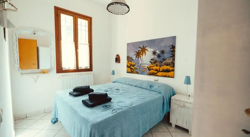 Seaside Beach House with Private Parking - Image 1