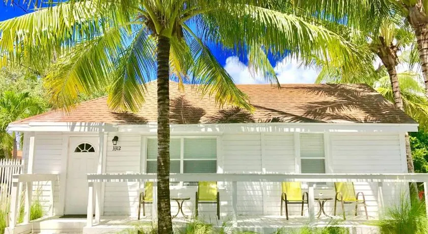 Grove Bay Bungalow - 2/2 Gated Cottage-Walk to Bay - Image 1