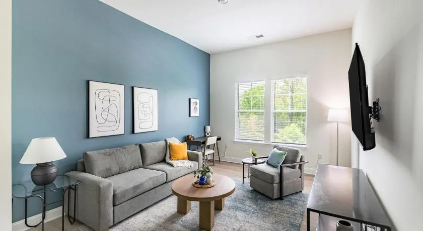 Landing Stunning 1BD Pool Gym - Image 1