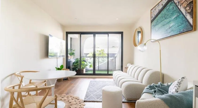 Beachside flat with free parking - Image 1