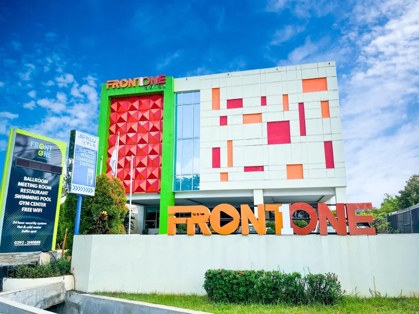 Front One Hotel Purwodadi - Image 1