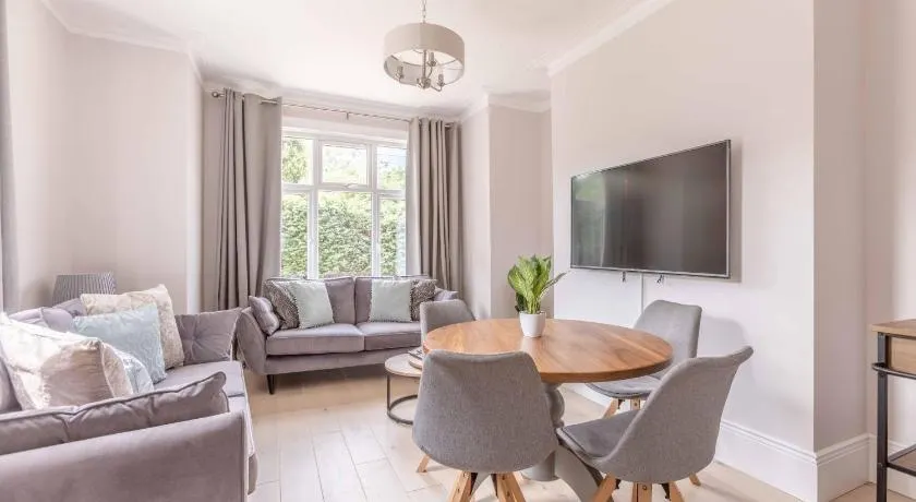 PRIME SPOT FOR ASCOT & WINDSOR - 2 BEDROOMS - By Tempstay - Image 1