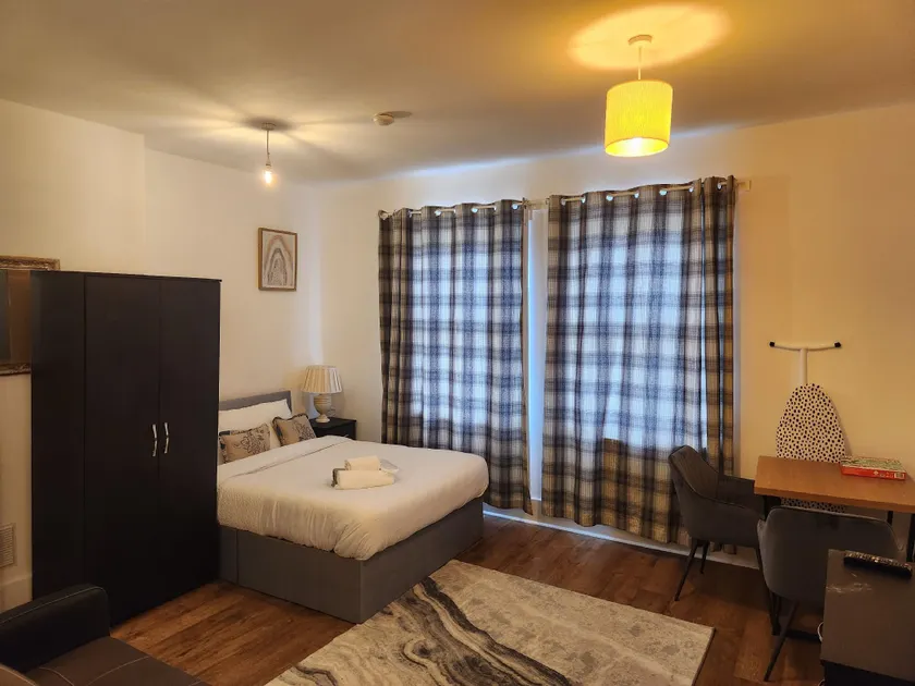 Immaculate 1-bedroom in Greenhithe - Image 1