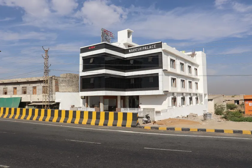 Hotel Naresh Palace - Image 1