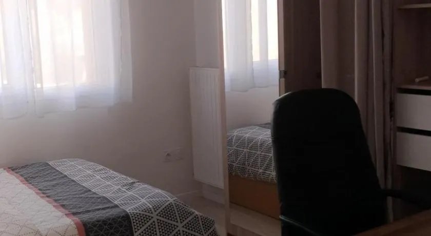 Belle chambre dans une charmante et grande maison duplex neuve et bien aérée - Image 1