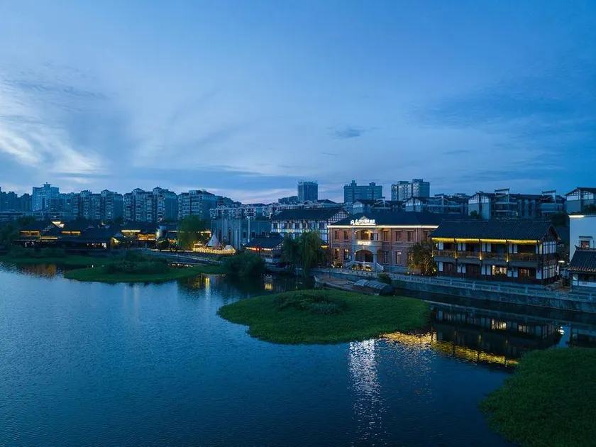 Changde ligao 1919 Lakeside Hotel (Daxiaohe Street) - Image 1
