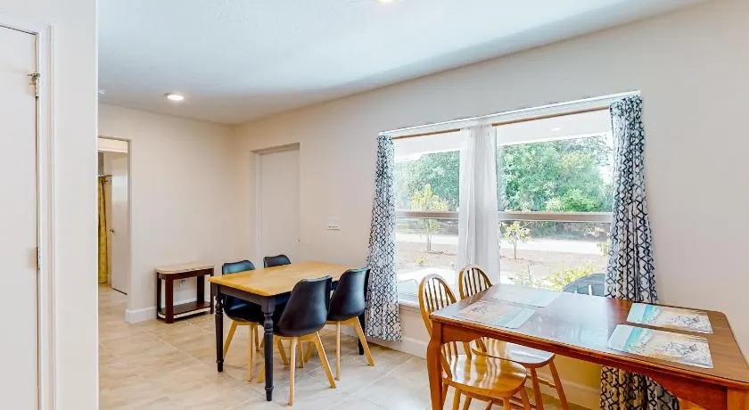 Tropical Haven Retreat - Image 1