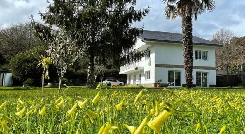 The Eira - Spacious home with lush garden - Image 1