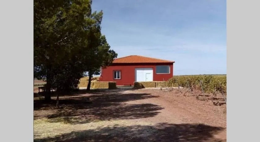Casita de campo con vistas a una laguna - Image 1