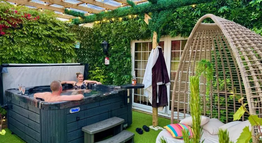 FINN VILLAGE - Loch Lomond Villa - THE JUNGLE ROOM with a PRIVATE HOT TUB - Image 1