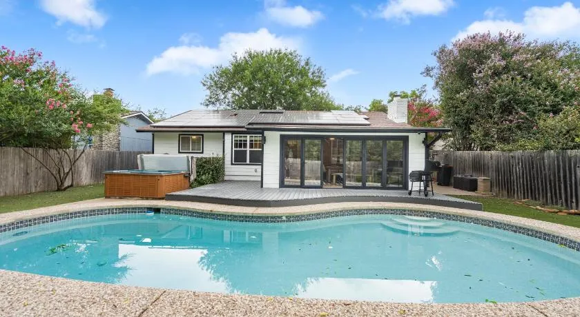 Pool House - Hot tub - Close to DT- Airport -Lounge - Image 1