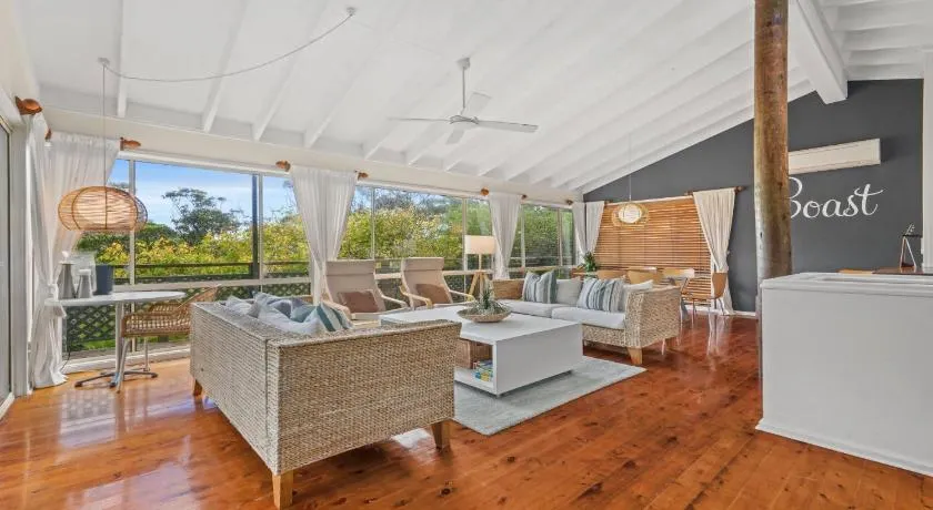 Sublime Beach Getaway, Spacious Balcony with BBQ - Image 1