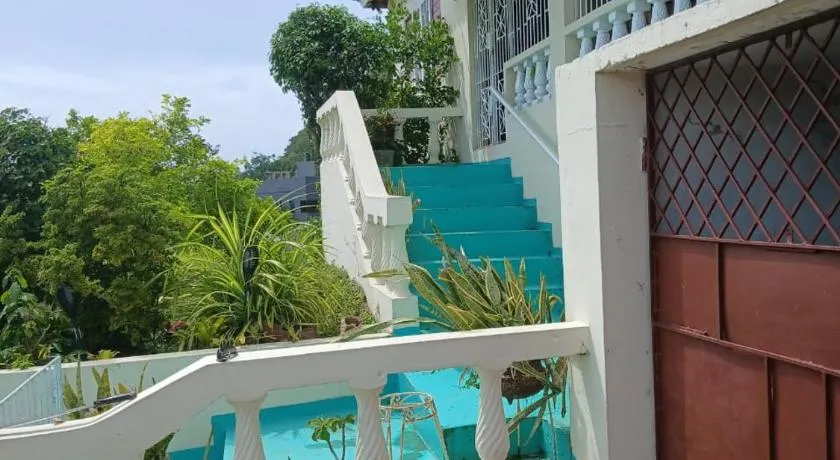 Coral Breeze Guest House - Image 1