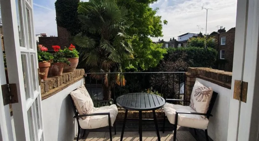 Lovely large 1 bed renovated flat w balcony & 600MB WiFi - Image 1