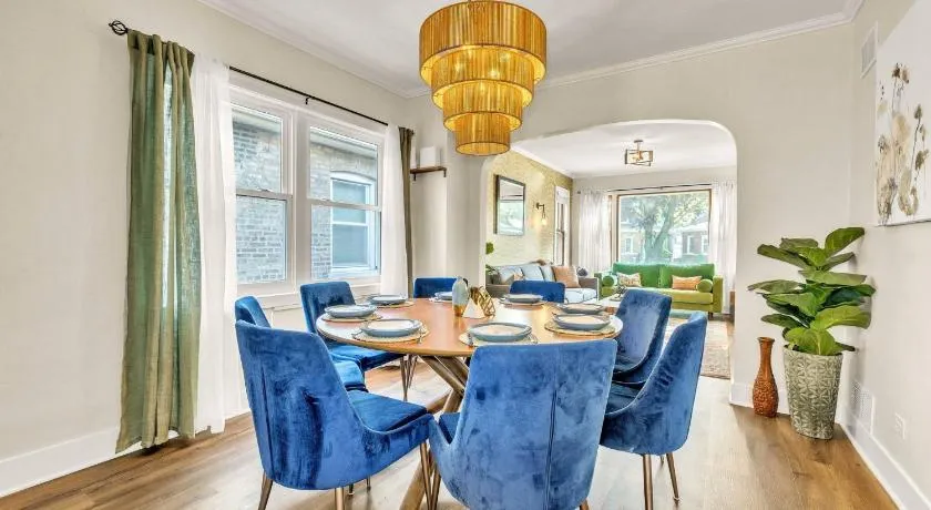 Sleeps 10 + Coffee bar + Game Room + Train to CHGO - Image 1