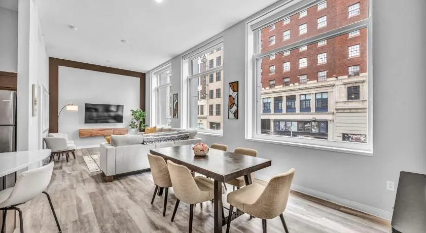 Luxe Flat with Heated Pool Sauna Rooftop Deck Gym - Image 1