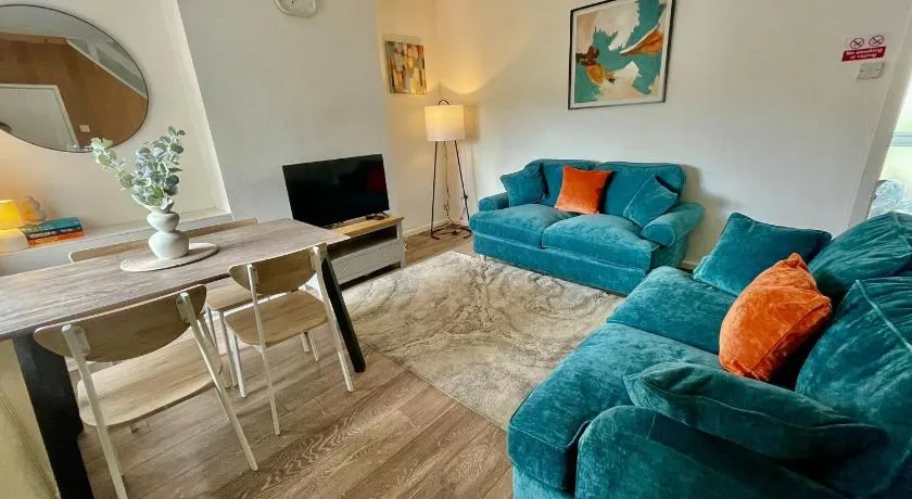 Petal House, Gloucester - Large, Spacious and charming - Image 1