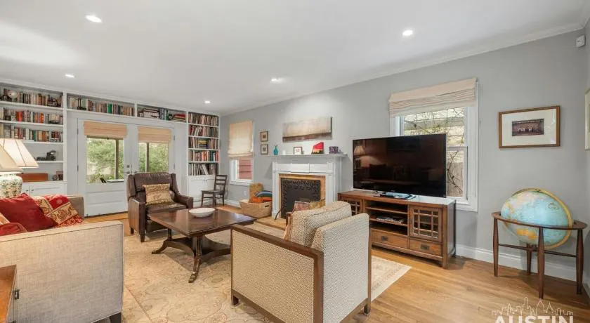 Near UT Pet Friendly w Parking 3BR 2.5BA in Walkable Area By Austin Vacay - Image 1
