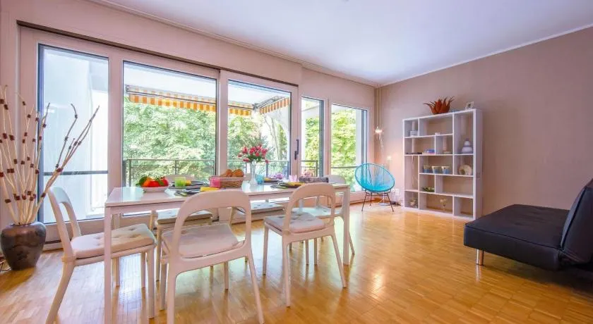 Maraini Elegante Apartment with Jacuzzi & Balcony - Happy Rentals - Image 1