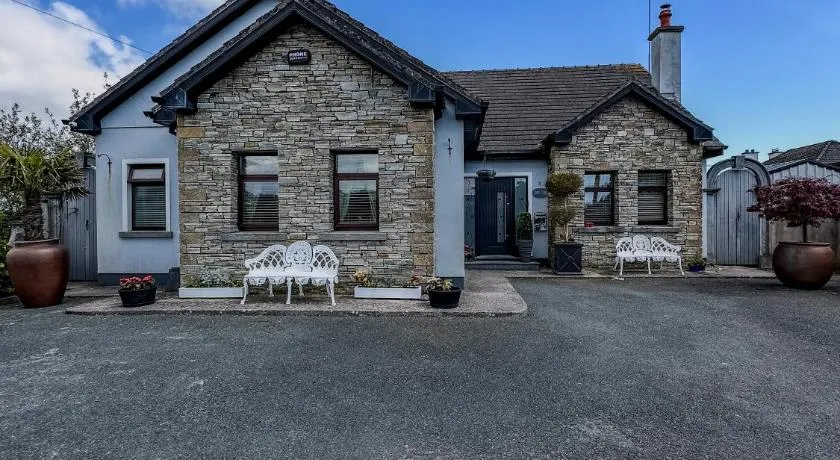 Cobh Beautiful Rooms - Image 1