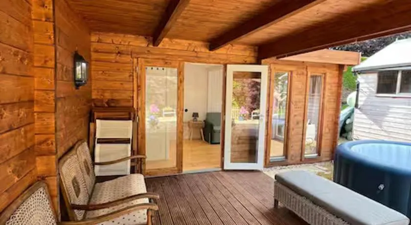 Lodge near Bath for relaxing getaway with Hot tub - Image 1