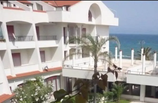 Hotel Lungomare Brancaleone - Image 1