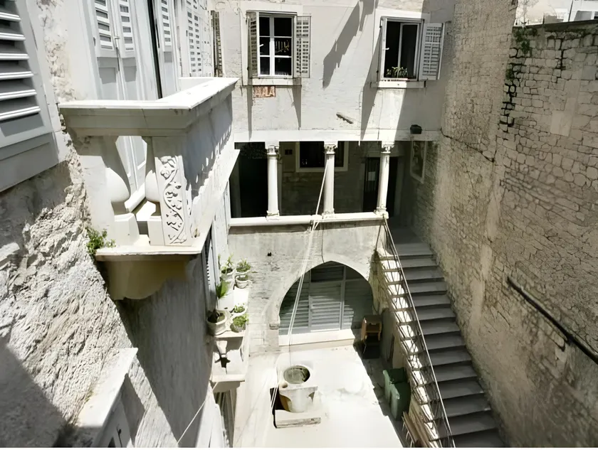 Palace Augubio - Image 1