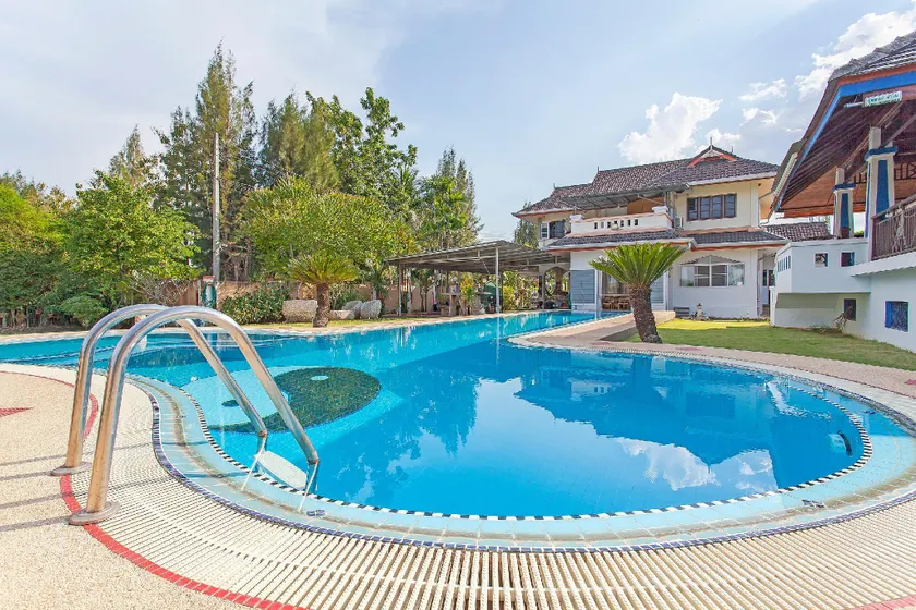 The Outback Villa 4BR Sleeps 12 w/Pool & Garden - Image 1