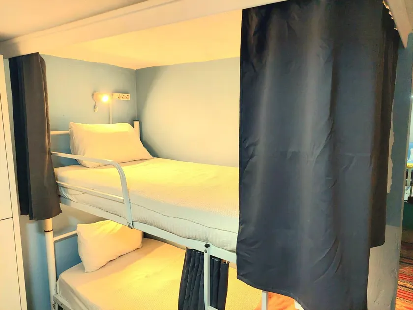 SHARED room  .  (SLEEPS 4) SHARED SHOWER .TOILET - Image 1