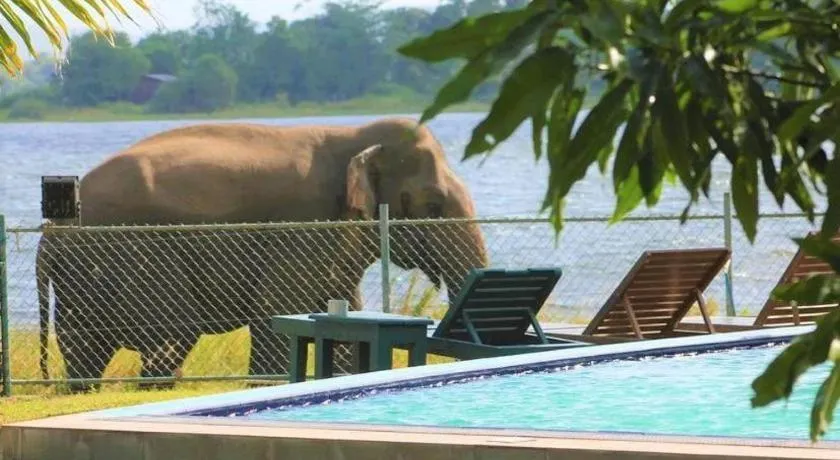 Hotel Lake Park - Image 1