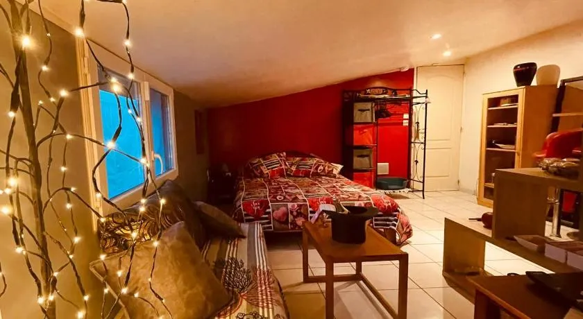 Résidence CAENEE, le dépaysement Naturiste en été avec l'atypique studio climatisé "vintage" en sous pente, sa "paillote" avec jacuzzi, entouré de verdure, planchagrill, transats, vélos gratuits, wifi 5G, Travel Proud LGBTQI, chiens admis - Image 1