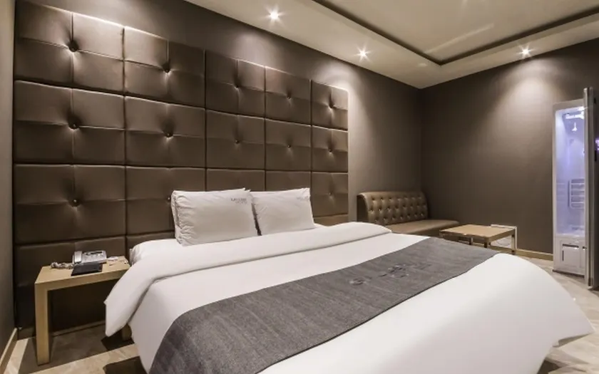 Gallery Hotel - Image 1