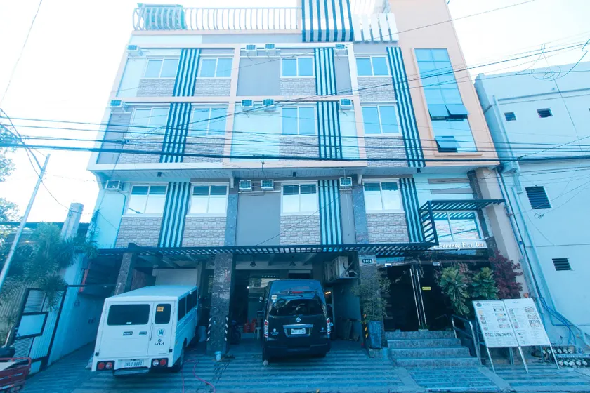 RedDoorz Plus at Seventy Five Inn Near Manila Airport - Image 1