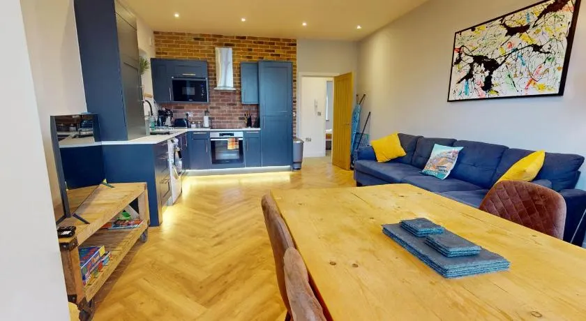 Stylish 2 Bed Apt, 2 Minute Walk From The Beach. - Image 1