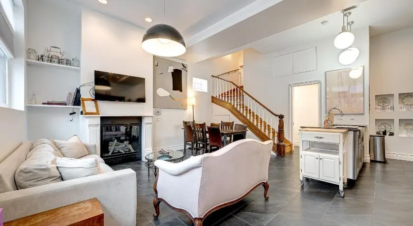 Large Condo with Outdoor Deck in Historic Chicago District home - Image 1