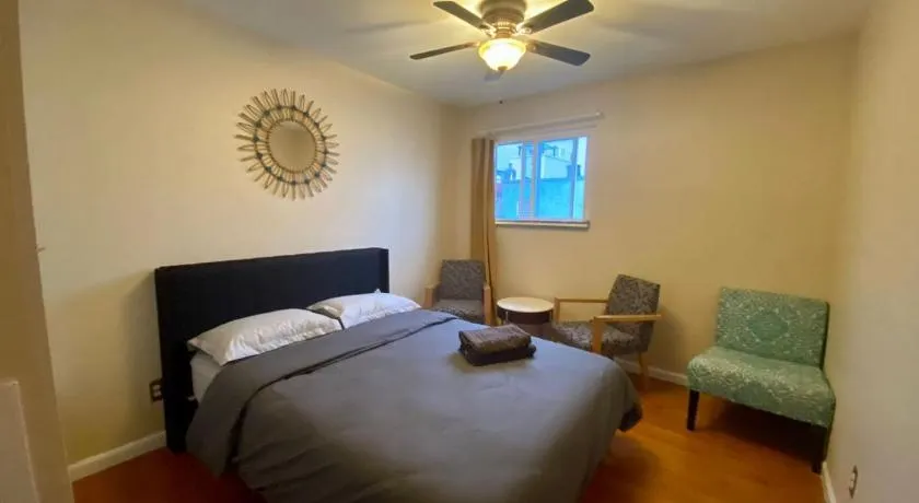 Historic Townhouse Oasis with En-suite Bathroom - Image 1