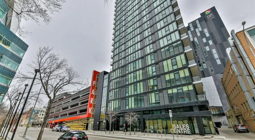 Cozy Skyline Condo in Downtown, across Canada Life Centre - Image 1