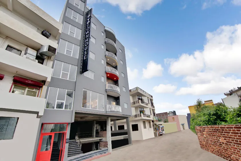 Townhouse Sector 49 Near Logix city centre - Image 1