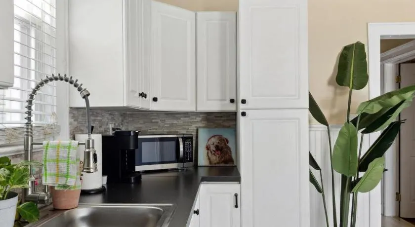 Spacious & Stylish 2BR Apartment Near Manhattan - Image 1