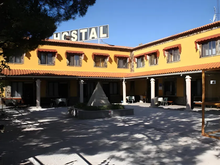 Isis de Cuenca Alojamiento Superior especial para Moteros con Piscina - Image 1