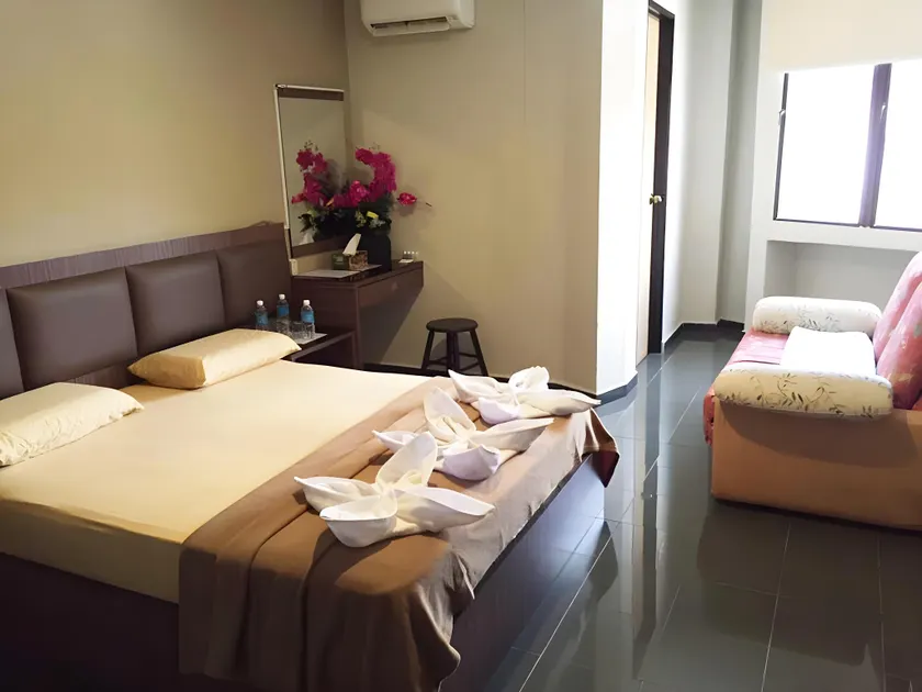 The Cozy Hotel - Image 1