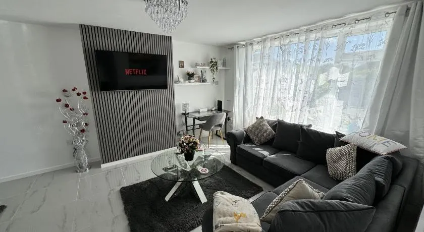 Modern 3-Bed Hideaway Near Westgate With Parking - Image 1