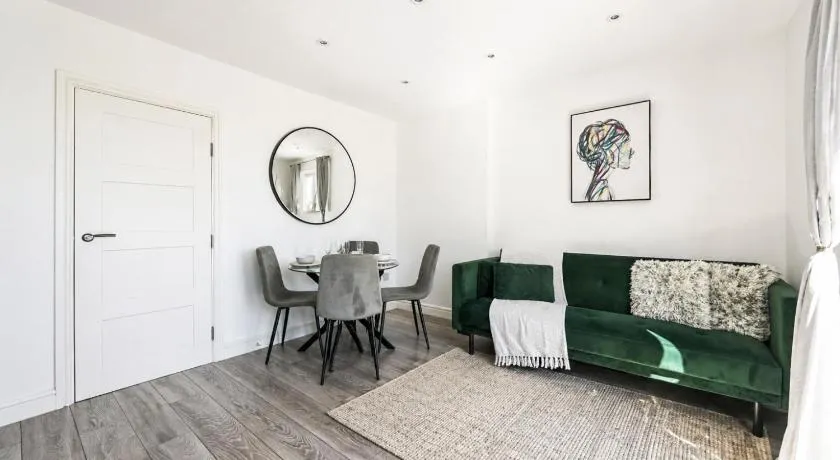 Spacious 1Bed Apt - Steps to Ealing Broadway & Shops - Image 1