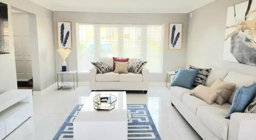 Spacious and Modern Townhouse - Image 1