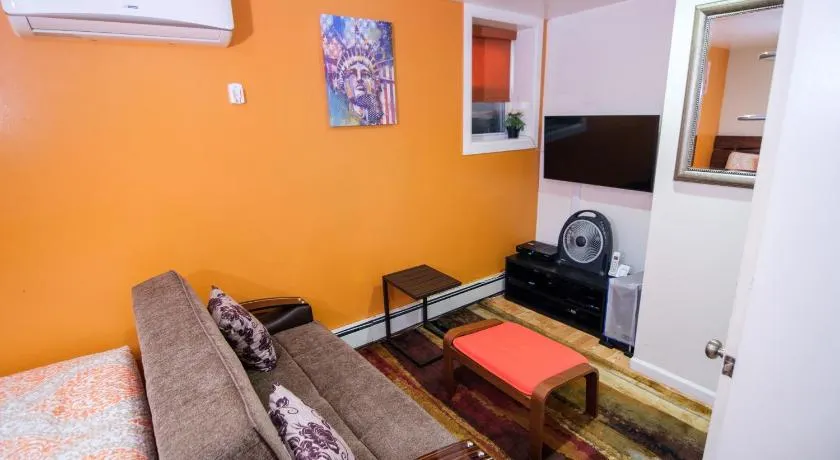 Elegant 2 Bedroom Suite w Modern Amenities - Image 1
