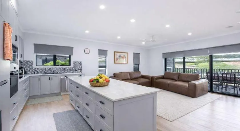 4BR Family Home w Golf Course Views, BBQ & Secure Parking - Image 1