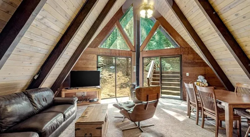 Quiet A-frame cabin near town with forest views & high-speed WiFi - dog-friendly - Image 1