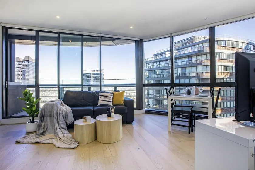 KOZYGURU DOCKLANDS HIGH LEVEL WATERVIEW 1BED POOL VDO883-2009 - Image 1